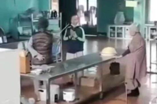 Xôn xao hình ảnh người mặc đồ tu hành chửi, đánh đệ tử