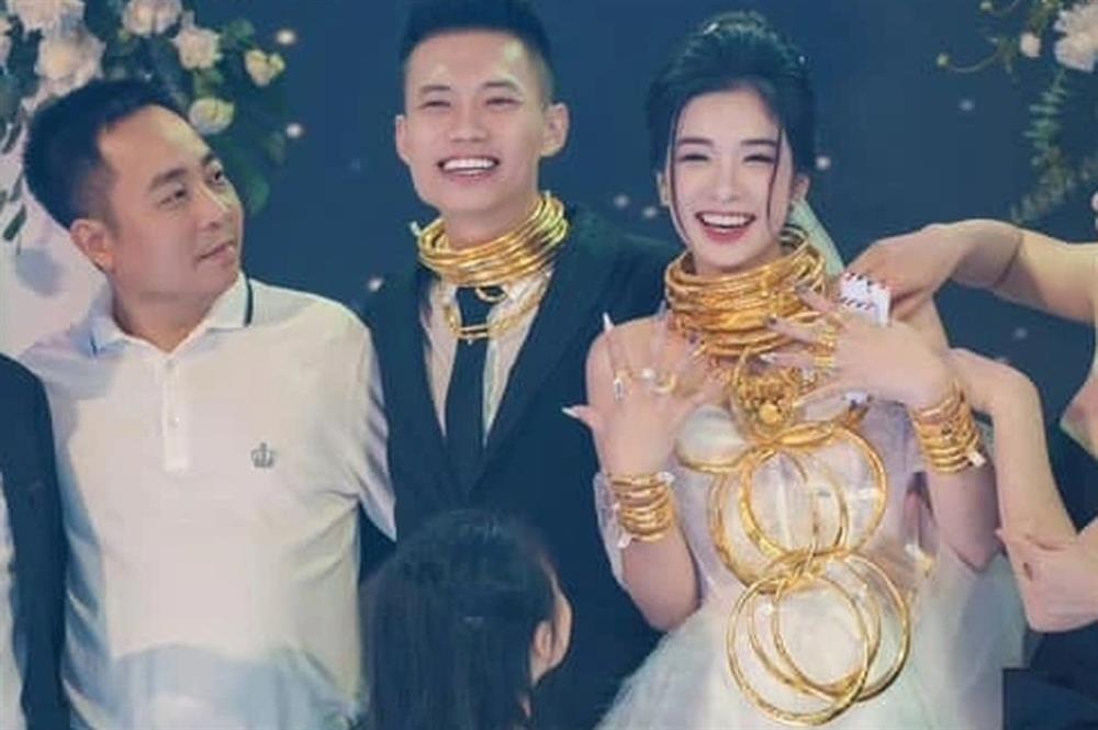 Cô dâu, chú rể đeo vàng trĩu cổ trong ngày cưới ở Thanh Hóa-2