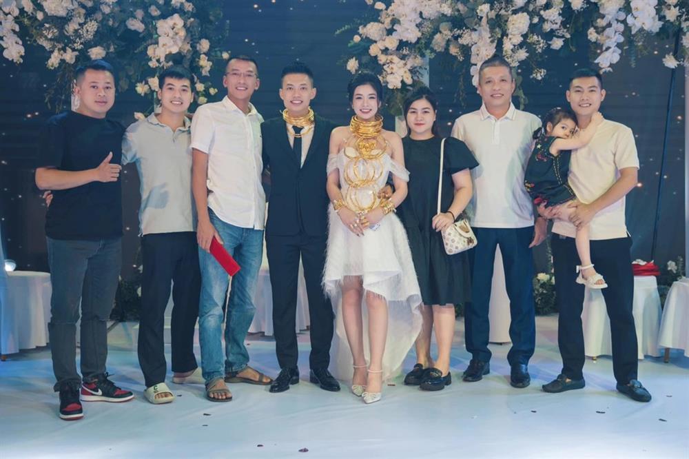 Cô dâu, chú rể đeo vàng trĩu cổ trong ngày cưới ở Thanh Hóa-3