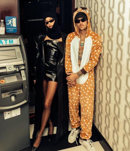 Ảnh nội y của vợ Justin Bieber trong dịp Halloween gây bão mạng-8