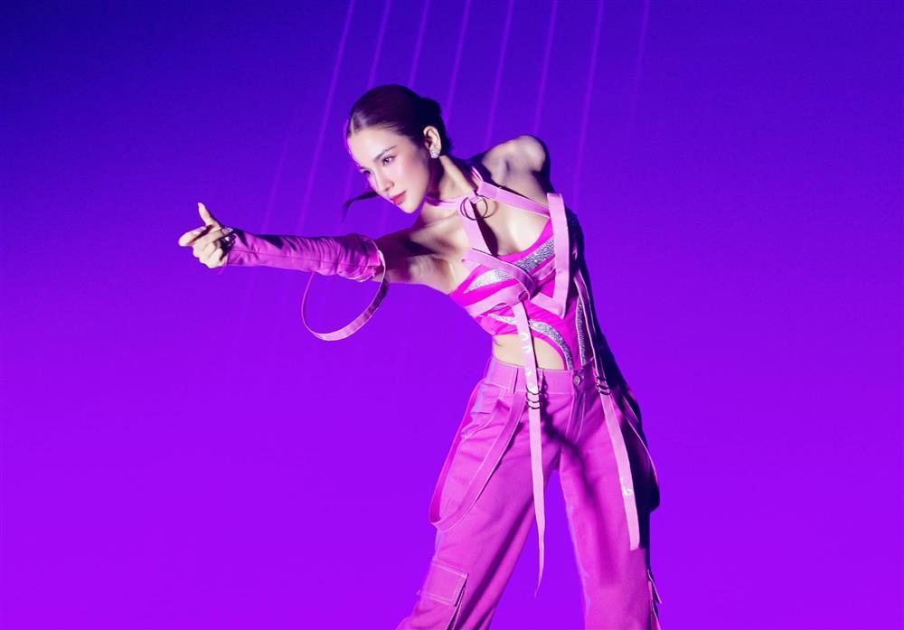 Diệp Lâm Anh mặc đồ khoét cao đến eo, hở trọn múi bụng đẹp thật như giả-1