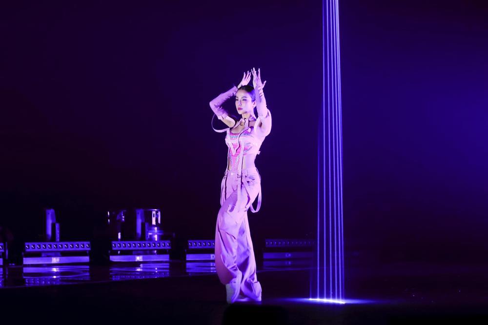 Diệp Lâm Anh mặc đồ khoét cao đến eo, hở trọn múi bụng đẹp thật như giả-2