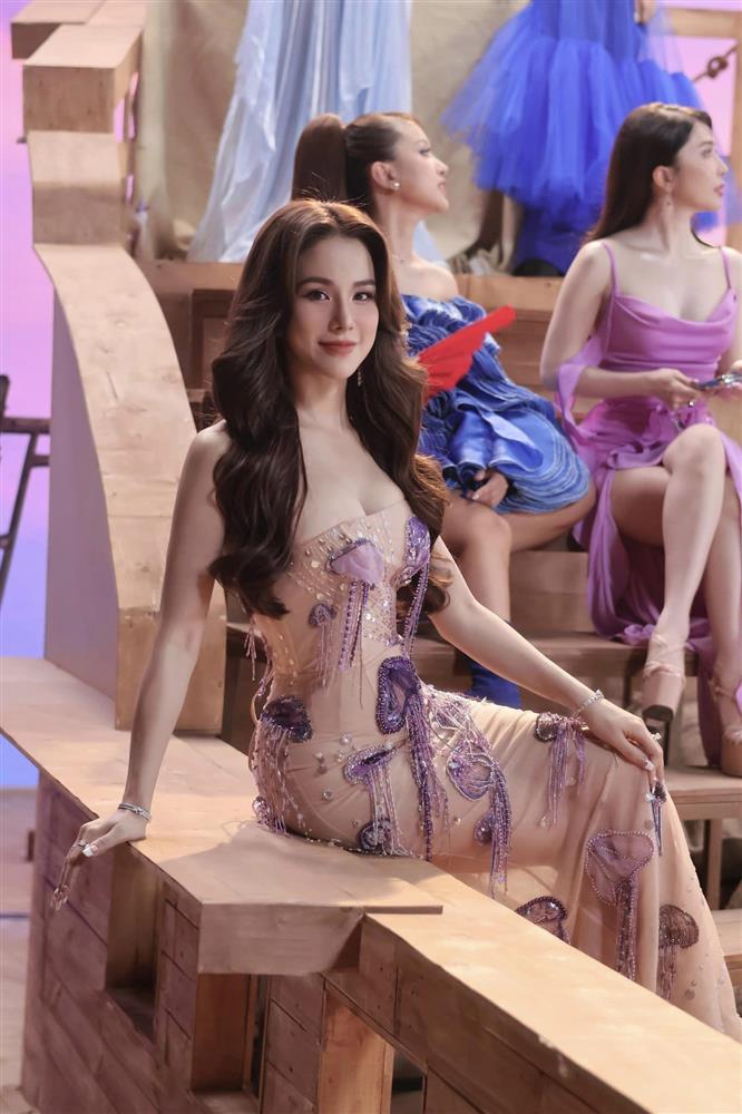 Diệp Lâm Anh mặc đồ khoét cao đến eo, hở trọn múi bụng đẹp thật như giả-4