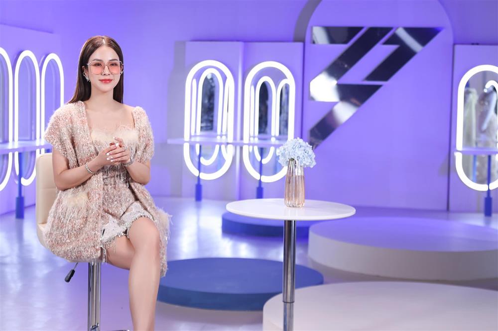 Diệp Lâm Anh mặc đồ khoét cao đến eo, hở trọn múi bụng đẹp thật như giả-7