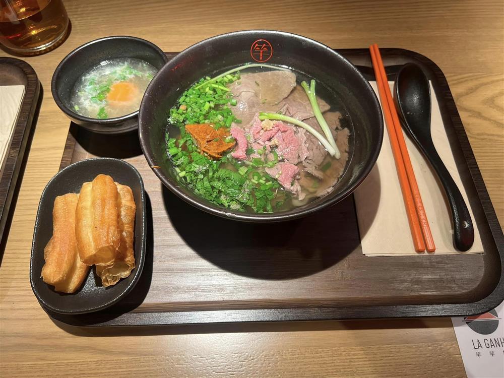 Khách Việt chấm điểm bát phở giá hơn 200.000 đồng của Chi Pu ở Trung Quốc-3