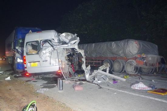 Vụ tai nạn 5 người chết ở Lạng Sơn: Tài xế ô tô 16 chỗ khai gì?