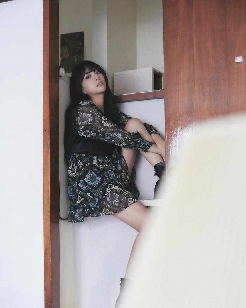 Không nhận ra chị gái Jisoo với kiểu makeup hắc hóa-1