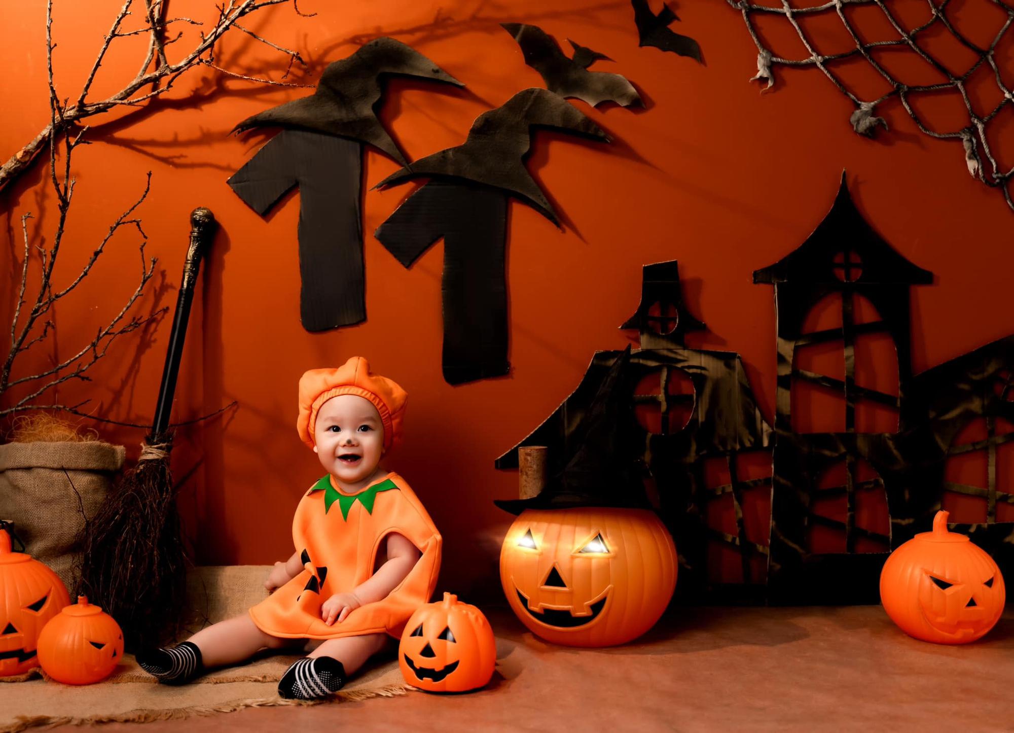 Con của các tuyển thủ nổi tiếng tuyển Việt Nam tưng bừng đón Halloween-2