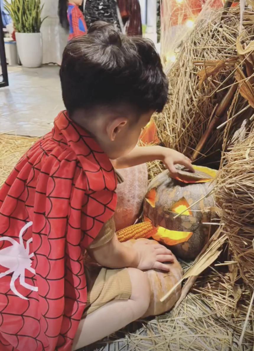 Con của các tuyển thủ nổi tiếng tuyển Việt Nam tưng bừng đón Halloween-8