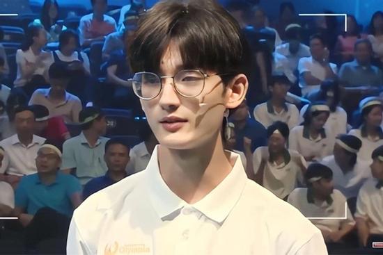 Thí sinh Olympia được ví như nam thần, giành vòng nguyệt quế cuộc thi tuần