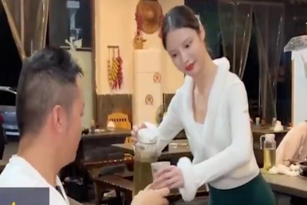 Chó robot khuân vác mang đồ cho khách du lịch ở Trung Quốc-2