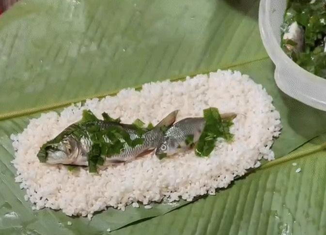 Bánh chưng nhân cá chép của người Tày ở Bắc Kạn: Hương vị có bị tanh nồng?-3