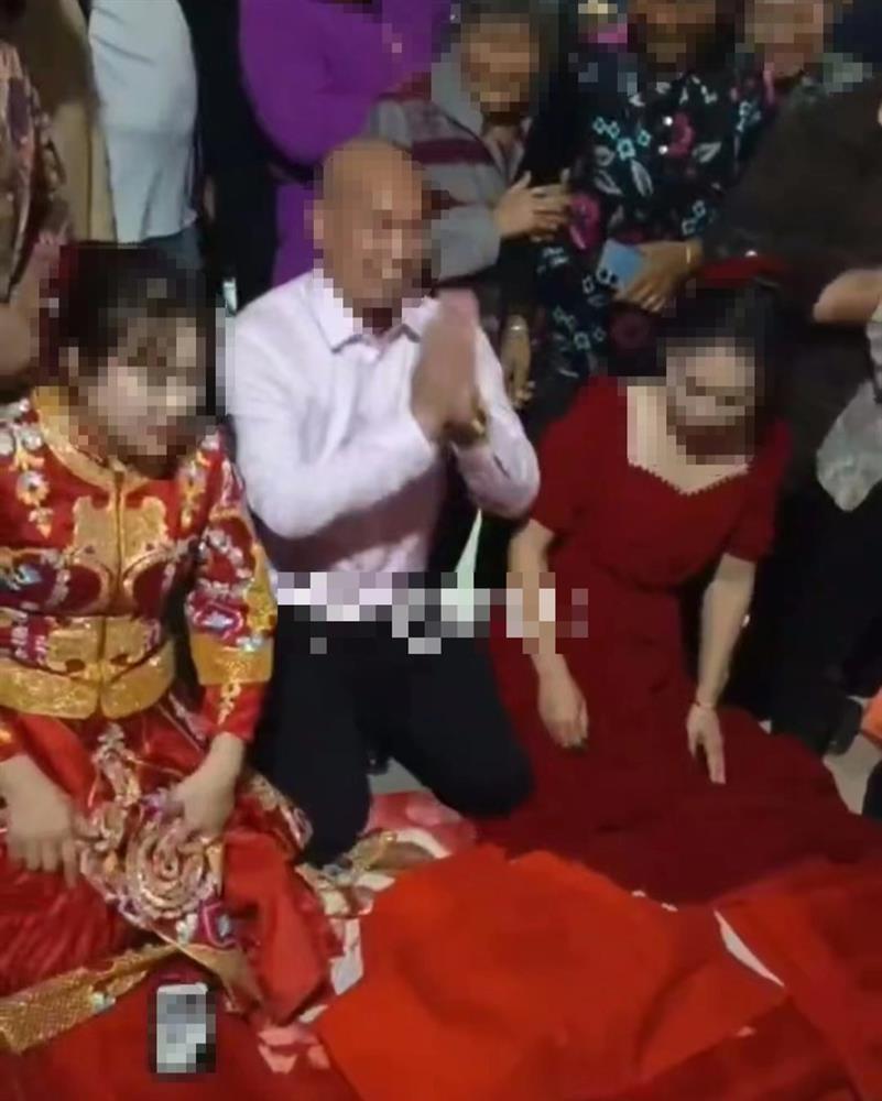 Khoe bái đường thành thân với 2 cô dâu, người đàn ông bị cảnh sát hỏi thăm-1