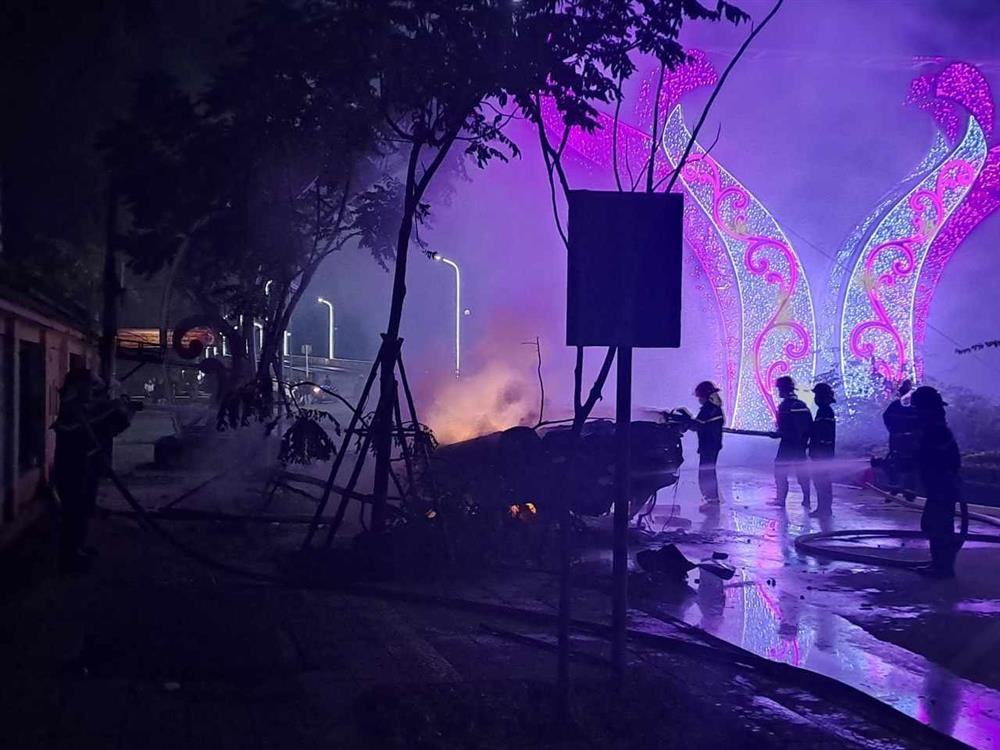 Xe Mercedes cháy trơ khung sau khi đâm vào vòng xuyến, 6 người thoát chết-2