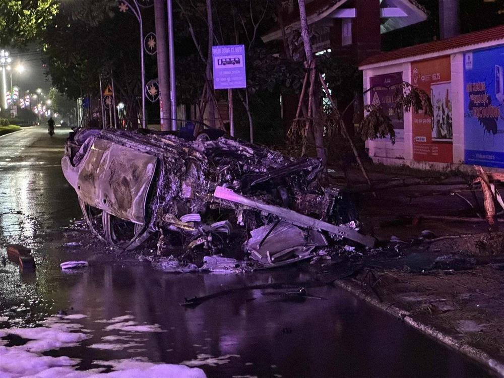 Xe Mercedes cháy trơ khung sau khi đâm vào vòng xuyến, 6 người thoát chết-3