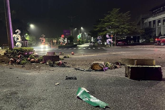 Cảnh sát dùng máy xúc phá khóa dập lửa trong căn nhà bốc cháy-2