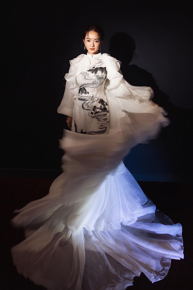 Kaity Nguyễn che mắt khi xem cảnh nóng của chính mình-1