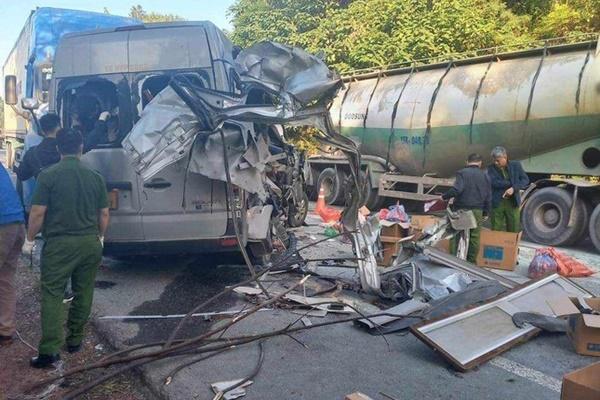 Xe máy kẹp 4 tông trực diện xe tải, 3 người tử vong-2