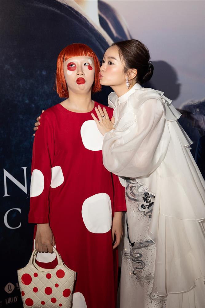 Kaity Nguyễn che mắt khi xem cảnh nóng của chính mình-11