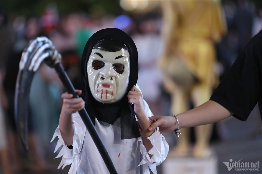 Dị nhân và ma quái náo loạn phố đi bộ Nguyễn Huệ đêm Halloween-11