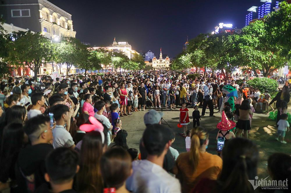 Dị nhân và ma quái náo loạn phố đi bộ Nguyễn Huệ đêm Halloween-12