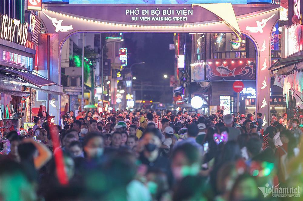 Dị nhân và ma quái náo loạn phố đi bộ Nguyễn Huệ đêm Halloween-13