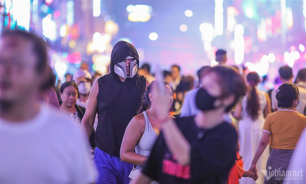 Dị nhân và ma quái náo loạn phố đi bộ Nguyễn Huệ đêm Halloween-16