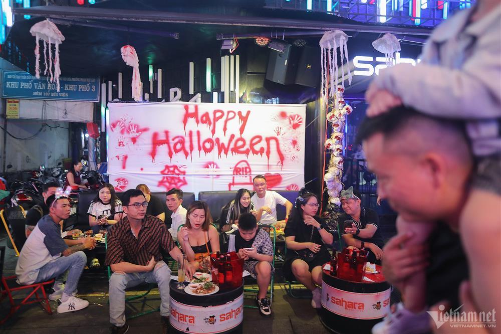 Dị nhân và ma quái náo loạn phố đi bộ Nguyễn Huệ đêm Halloween-17