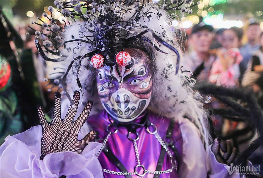 Dị nhân và ma quái náo loạn phố đi bộ Nguyễn Huệ đêm Halloween-2