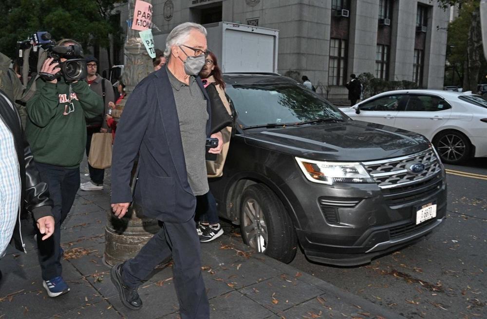 Tài tử Taxi Driver bị kiện ra tòa vì lăng mạ và đòi nữ trợ lý... gãi lưng-1