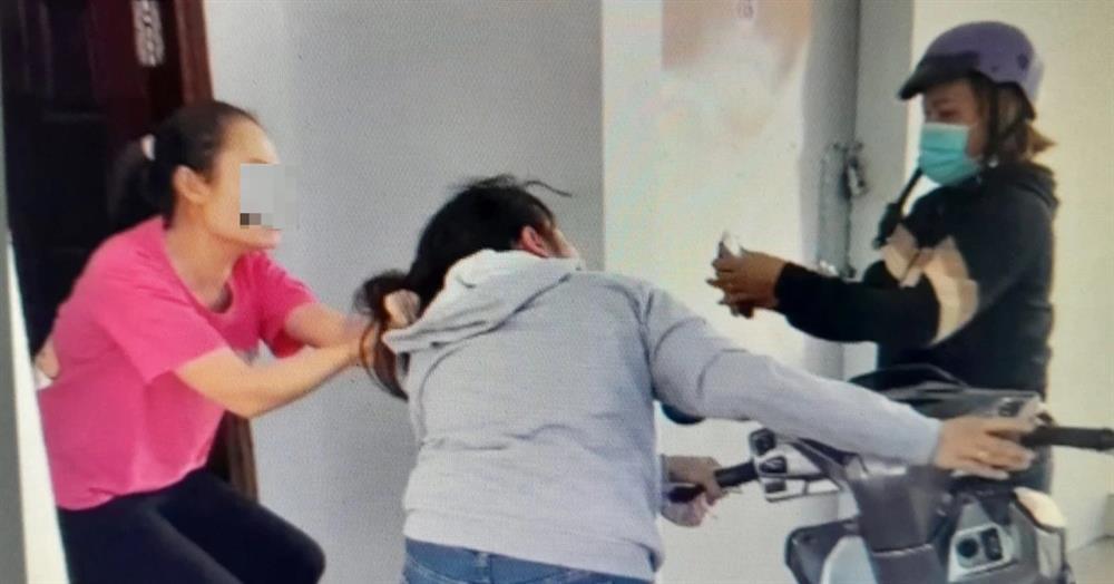 Công an triệu tập hai phụ nữ đánh người nghi do ghen tuông-1