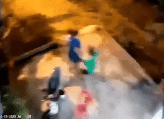 Bé gái bị bố đẻ cầm hai chân ném ra đường-1