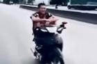 Nam thanh niên dùng chân lái xe máy, 'làm xiếc' trên quốc lộ