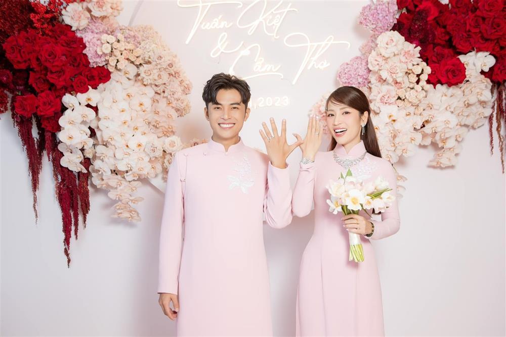 Hòa Minzy lên tiếng về việc làm mẹ đơn thân mà đi bê tráp lễ tân hôn Puka: Bé biết thân biết phận mà-1