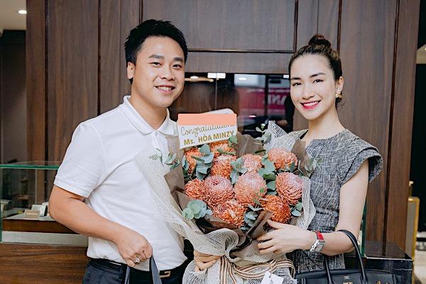 Hòa Minzy lên tiếng về việc làm mẹ đơn thân mà đi bê tráp lễ tân hôn Puka: Bé biết thân biết phận mà-11