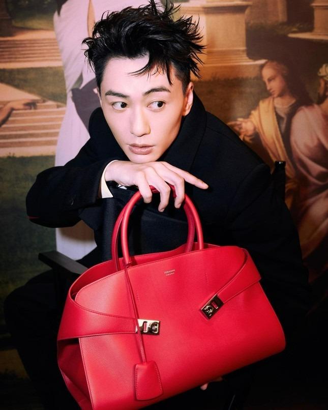 Nam người mẫu tự tử tại khách sạn-2