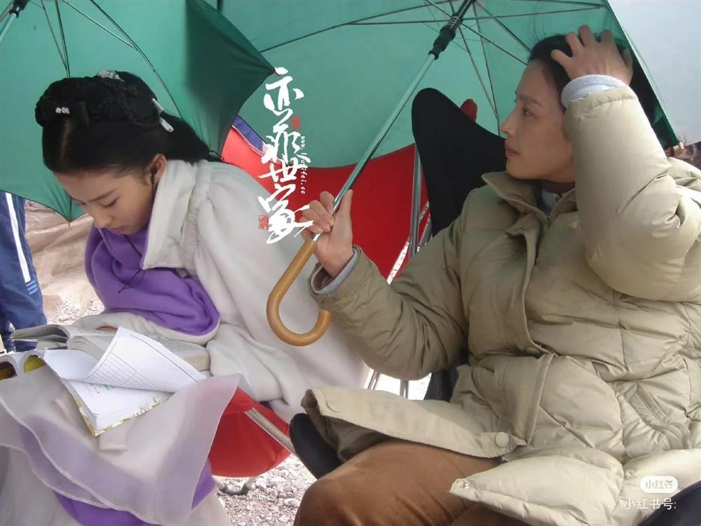 Loạt ảnh chụp lén vạch trần nhan sắc thật của Lưu Diệc Phi trong Thần Điêu Đại Hiệp-4