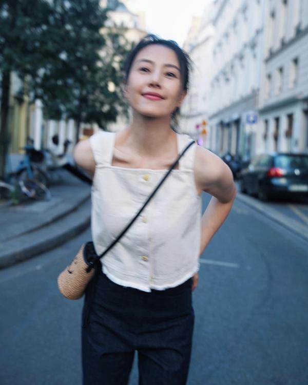 Cao Viên Viên diện đồ đơn giản vẫn sành điệu và trẻ trung ở tuổi 44-2