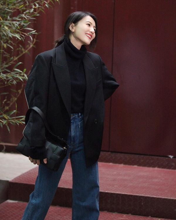 Cao Viên Viên diện đồ đơn giản vẫn sành điệu và trẻ trung ở tuổi 44-5