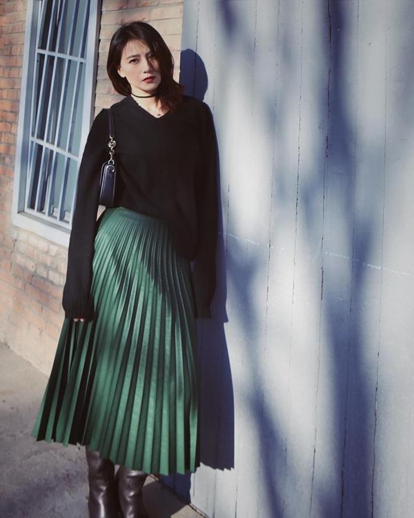 Cao Viên Viên diện đồ đơn giản vẫn sành điệu và trẻ trung ở tuổi 44-8