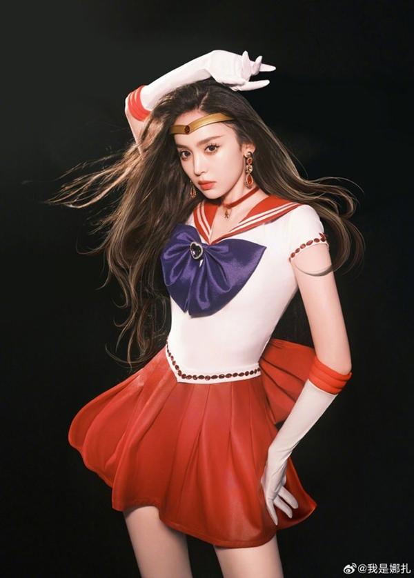 Cổ Lực Na Trát gây sốt với màn hóa thân thành Thủy thủ Sao Hỏa-1