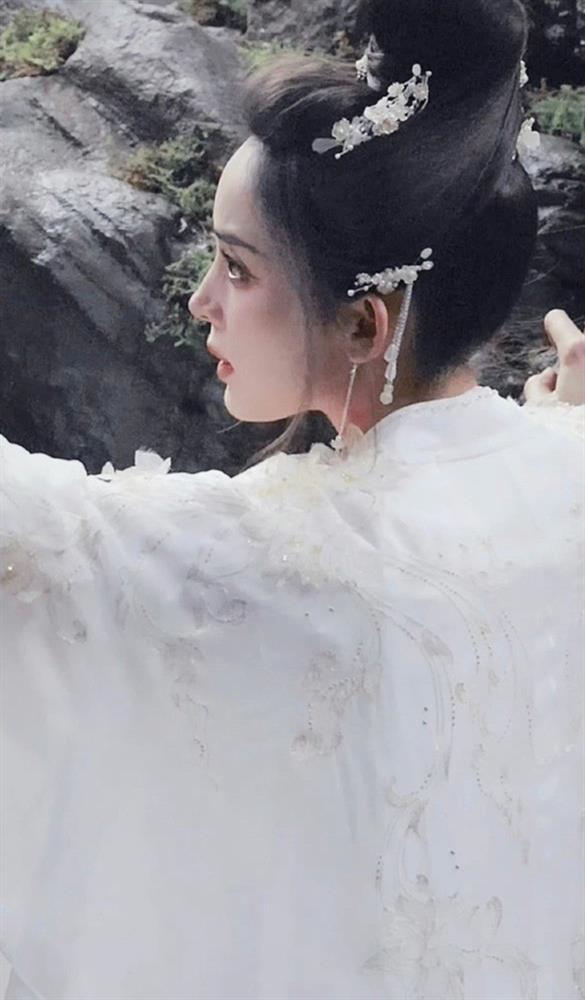 Cổ Lực Na Trát gây sốt với màn hóa thân thành Thủy thủ Sao Hỏa-3