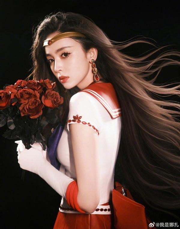 Cổ Lực Na Trát gây sốt với màn hóa thân thành Thủy thủ Sao Hỏa-4