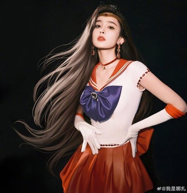 Cổ Lực Na Trát gây sốt với màn hóa thân thành Thủy thủ Sao Hỏa-5