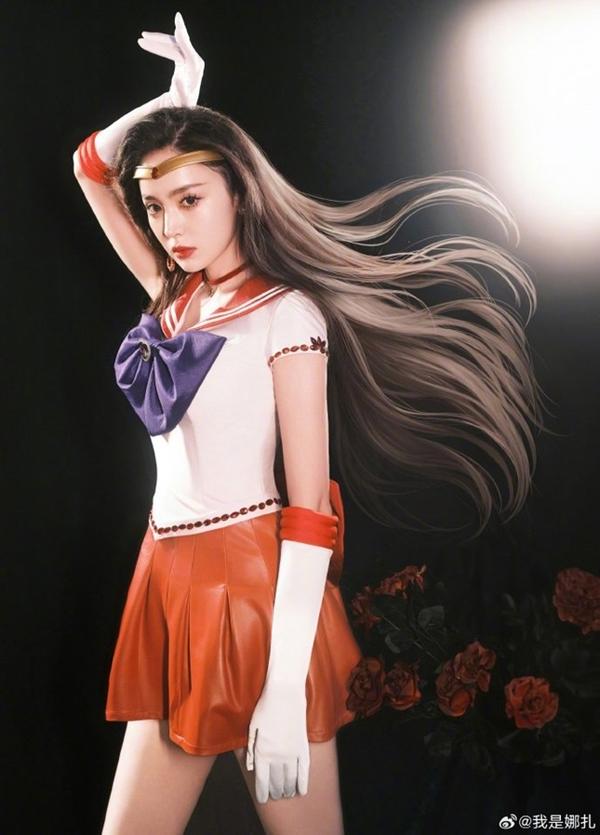 Cổ Lực Na Trát gây sốt với màn hóa thân thành Thủy thủ Sao Hỏa-6