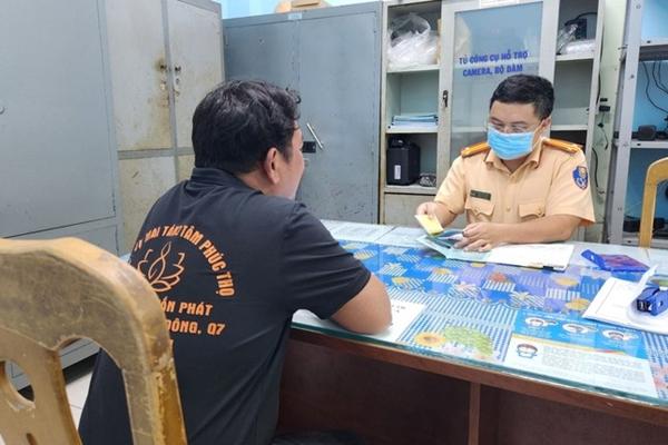 TPHCM: Xử phạt tài xế lái xe tang chở ma diễu phố đêm Halloween-2