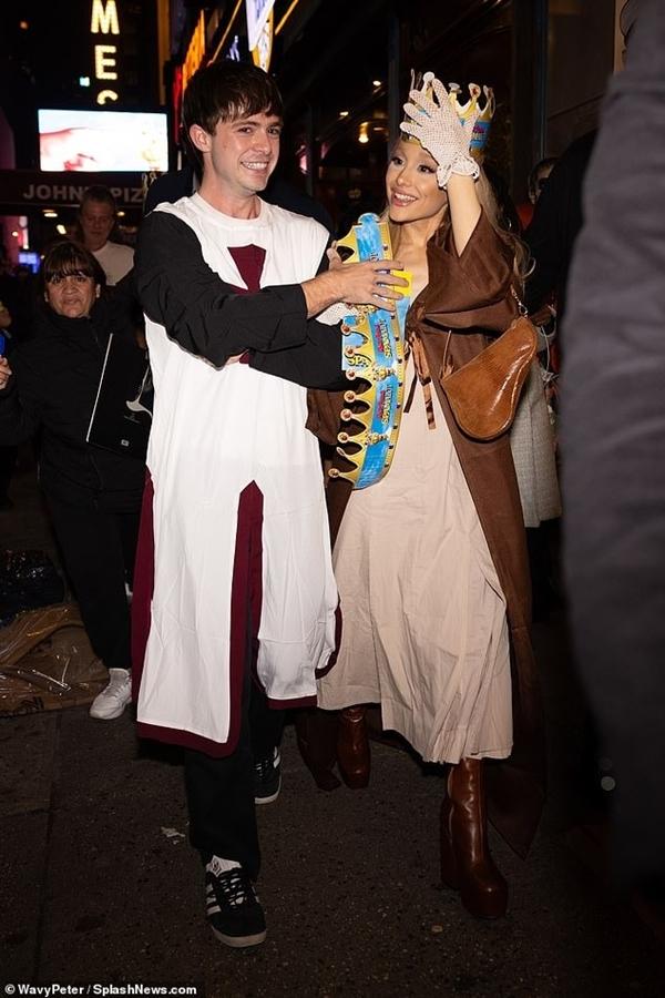 Ariana Grande được bắt gặp đến xem bạn trai tin đồn Ethan Slater biểu diễn-2