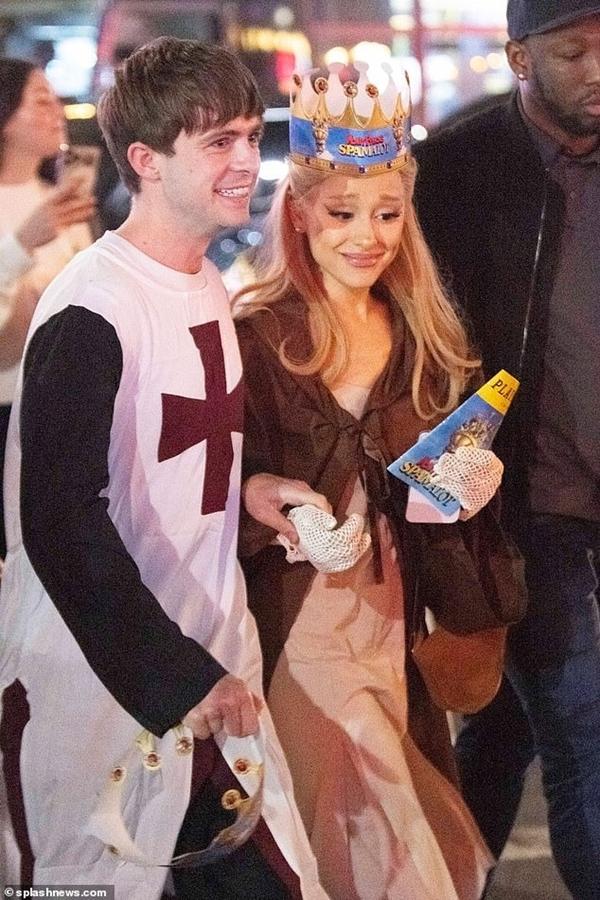 Ariana Grande được bắt gặp đến xem bạn trai tin đồn Ethan Slater biểu diễn-3