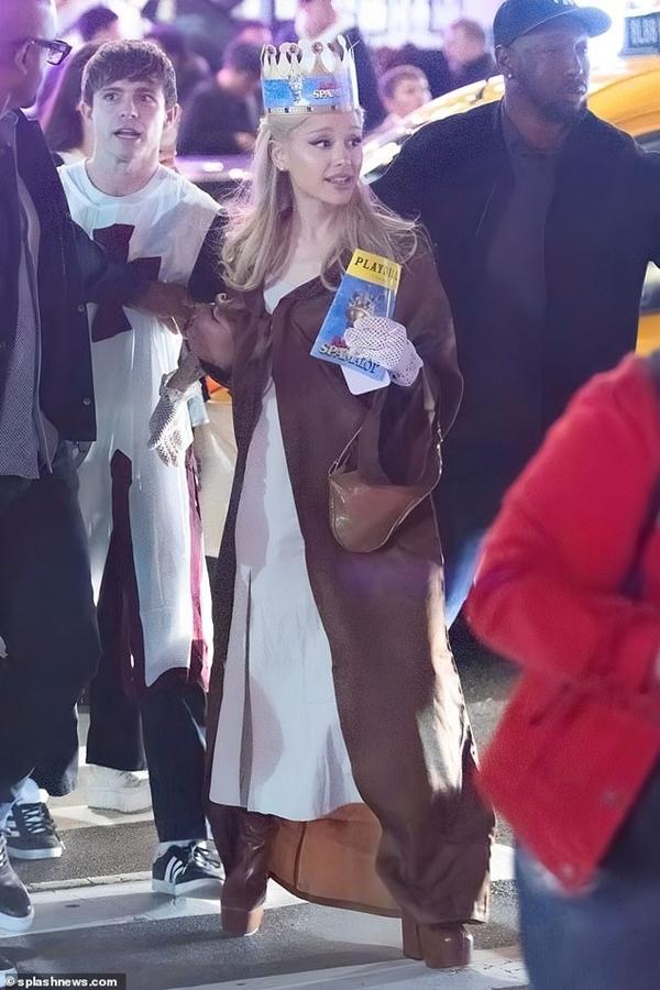 Ariana Grande được bắt gặp đến xem bạn trai tin đồn Ethan Slater biểu diễn-4