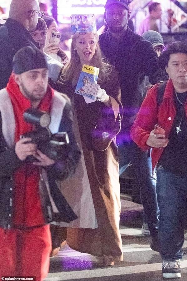 Ariana Grande được bắt gặp đến xem bạn trai tin đồn Ethan Slater biểu diễn-6